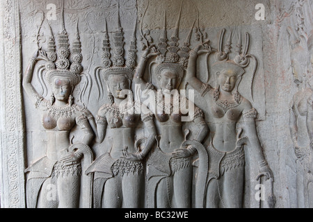 [Bas-relief] de devata chiffres sur le mur de pierre d'Angkor Wat temple] [ruines, Cambodge Banque D'Images