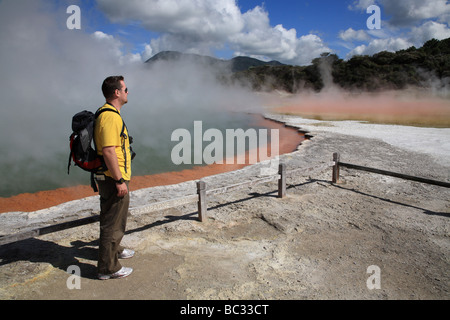 Permanent touristiques sur le bord de piscine de Champagne, Wai-O-Tapu, Rotorua, Nouvelle-Zélande Banque D'Images