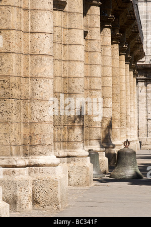 Colonnes et cloche en bronze à l'extérieur de l'hôtel Palacio de los Capitanes Generales, Habana Vieja. La Vieille Havane, Cuba Banque D'Images