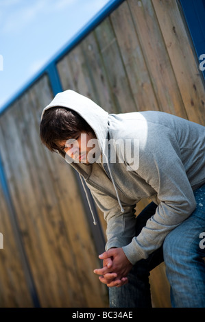 Jeune homme portant la pensée seule capuche ado adolescent adolescente réfléchie adolescents adolescents entre 20 20 18 19 20 21 ans Banque D'Images