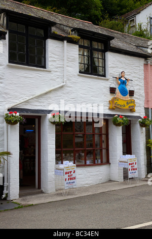 Femme de Cornouailles, une boutique à Polperro, Cornwall, England, UK Banque D'Images