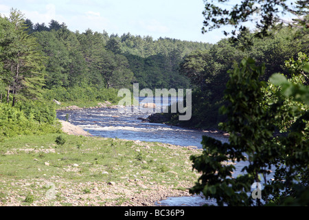 La rivière Hudson, à partir de la Route 28 dans l'Adirondack State Park de New York. Une rivière sinueuse shot. Banque D'Images