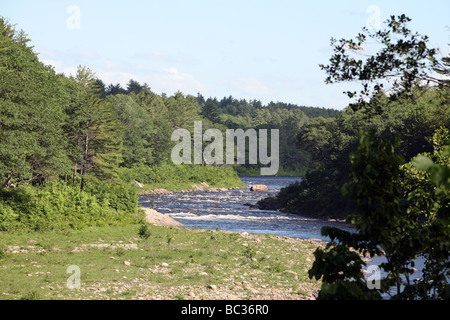 La rivière Hudson, à partir de la Route 28 dans l'Adirondack State Park de New York. Une rivière sinueuse shot. Banque D'Images