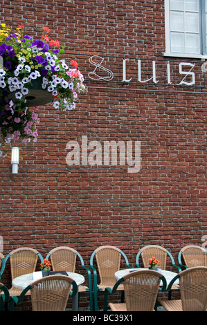 Chaises de café à Sluis Holland Europe Banque D'Images
