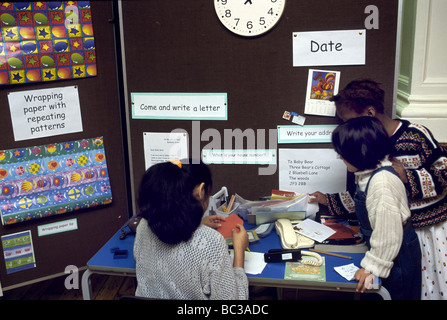 L'école primaire des enfants jouant à un angle de l'activité mathématique en classe Banque D'Images