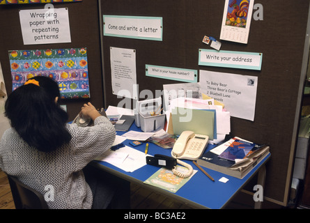 L'école primaire enfant jouant à un angle de l'activité mathématique en classe Banque D'Images
