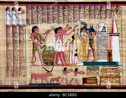 De nouvelles peintures égyptiennes du temps des pharaons sur papier papyrus Egypte Le Caire Banque D'Images