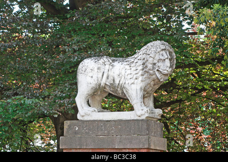 Lion en pierre antique monte la garde sur les célèbres fortifications de Lucques en Toscane, Italie, Banque D'Images