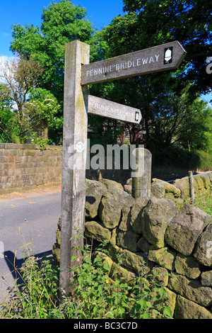 Doigt en bois à Mankinholes Pennine Bridleway post près de Todmorden, West Yorkshire Angleterre UK Banque D'Images