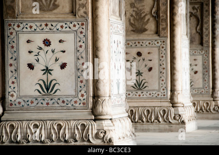 Pietra dura inlay sur décorer les colonnes dans le Diwan i Khas dans le Fort Rouge à Delhi Inde Banque D'Images