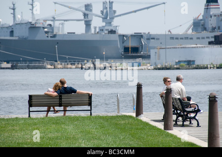 Deux couples appréciant l'Inner Harbor de Baltimore, MD USA. Banque D'Images