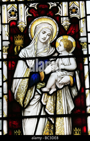 Vitraux de James Powell & Sons représentant la Bienheureuse Vigile Mary et l'enfant Jésus Kineton Church Warwickshire Banque D'Images