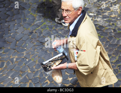 L'homme avec la plaque des sardines sur Lisbonne rue Banque D'Images