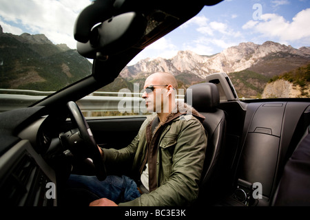 La conduite dans les Pyrénées et l'Andorre d'1h30 en voiture de sport. Banque D'Images