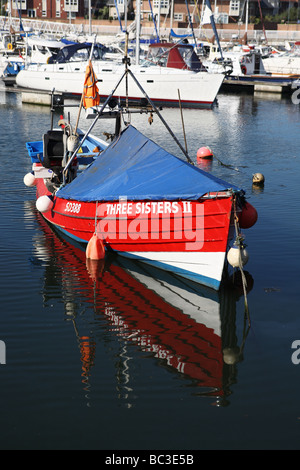 La pêche traditionnelle coble 'trois Soeurs' dans Marina Roker, Sunderland, Angleterre, RU Banque D'Images