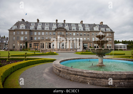 Fontaine et côté de l'hôtel Gleneagles, Perthshire, Écosse, avec le demi-cercle sun lounge. L'architecture géorgienne. Banque D'Images