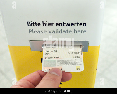 Détail de la validation du ticket de métro sur la machine de la plate-forme de la station de métro à Berlin Allemagne Banque D'Images