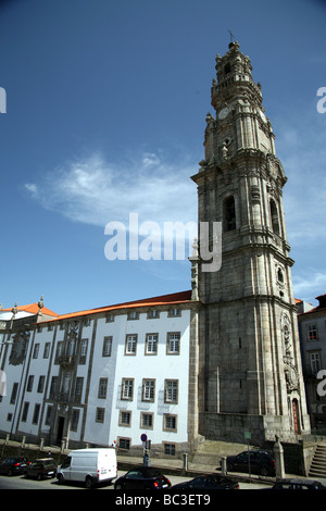 La tour Torre dos Clérigos à Porto Portugal Banque D'Images