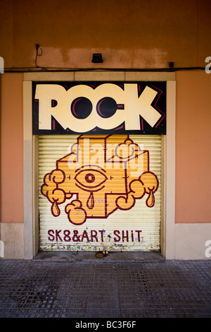 Des graffitis artistiques décorent les volets d'un magasin indépendant de skate et de vêtements à El Raval, Barcelone, Espagne. Banque D'Images