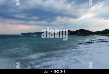 La mer de tempête. Nuit, crépuscule. Kemer, Antalya, Turquie, Mer Méditerranée. Banque D'Images