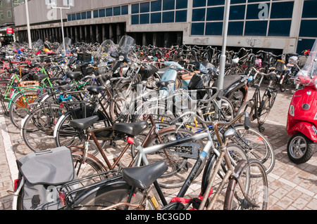 Les vélos garés à la gare centrale d'Amsterdam Banque D'Images