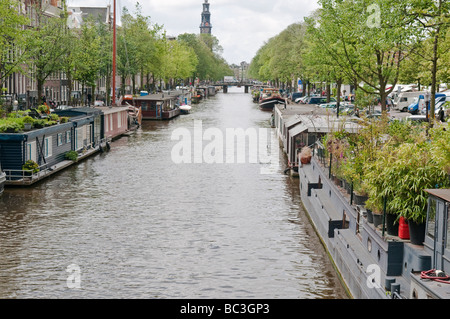 Péniches sur un canal à Amsterdam Banque D'Images