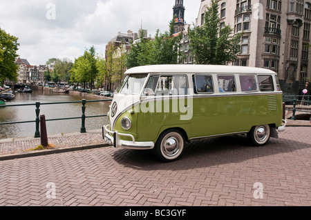 Camping-car Volkswagen garée sur un pont sur le canal Prinsengracht à Amsterdam Banque D'Images