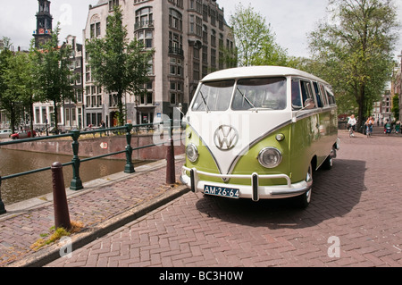 Camping-car Volkswagen garée sur un pont sur le canal Prinsengracht à Amsterdam Banque D'Images