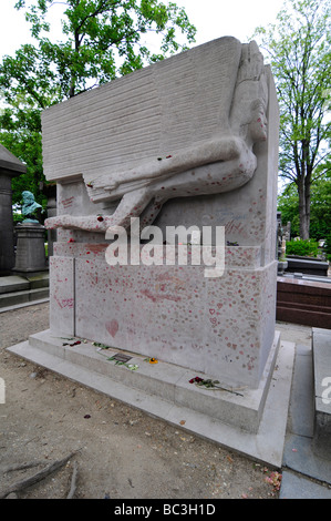 Tombe d'Oscar Wilde, couverts de marques de rouge à lèvres, dans le cimetière du Père Lachaise, Paris, France Banque D'Images