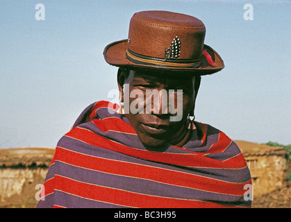 Portrait de vieil homme Massaï avec chapeau de cuir permanent et en plumes de pintade le sud du Kenya Afrique de l'Est Banque D'Images