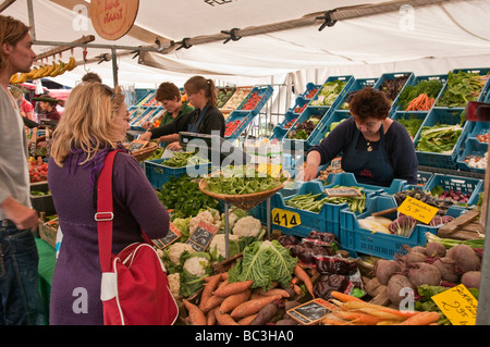 Marché de Fruits et légumes stand au marché Bloemstraat. Banque D'Images