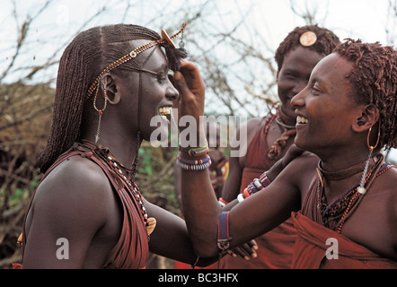 Trois guerriers Masaï Portrait ou MORAN réglage chaque autres hairstyle dans le sud du Kenya Afrique de l'est qu'ils ont les cheveux longs Banque D'Images