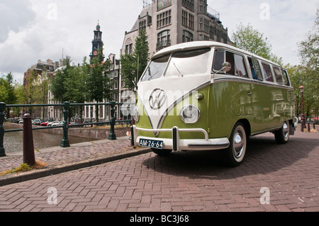 Camping-car Volkswagen garée sur un pont sur le canal Prinsengracht à Amsterdam Banque D'Images