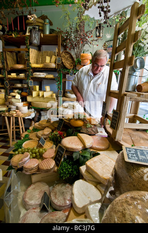 MONTREUIL FROMAGERIE FROMAGERIE FRANÇAISE INTÉRIEUR M Patrick Mariette dans son charmant atelier artisanal de fromagerie Montreuil sur Mer France Banque D'Images