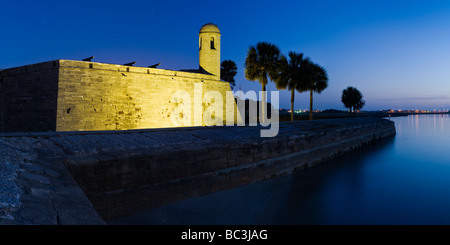 Castillo de San Marcos avant l'aube avec vue sur la baie de Matanzas, Saint Augustine, Floride Banque D'Images