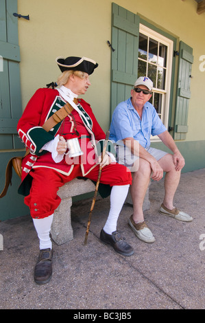 Suddeth Frank acteur porte des uniformes anglais du 17ème siècle en agent de quartier espagnol Colonial historique St Augustine en Floride Banque D'Images