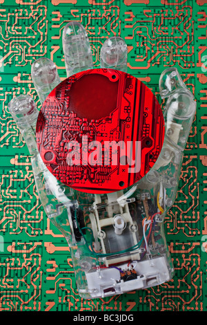 Robot claire hand holding tour circuit board Banque D'Images