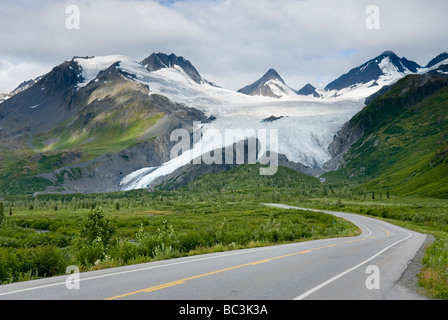 Richardson Highway Alaska qui serpente jusqu'à Thompson Pass dans l'arrière-plan est le Glacier Worthington Banque D'Images