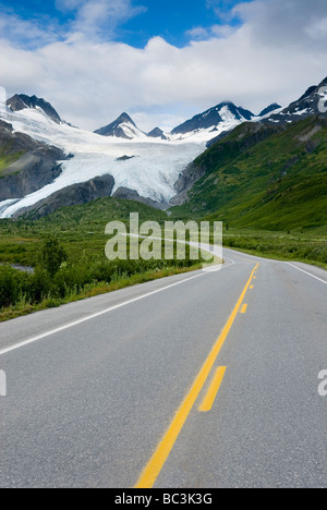 Richardson Highway Alaska qui serpente jusqu'à Thompson Pass dans l'arrière-plan est le Glacier Worthington Banque D'Images