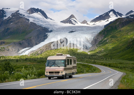 Richardson Highway Alaska qui serpente jusqu'à Thompson Pass dans l'arrière-plan est le Glacier Worthington Banque D'Images