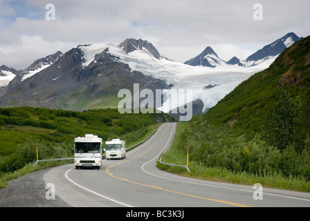 Richardson Highway Alaska qui serpente jusqu'à Thompson Pass dans l'arrière-plan est le Glacier Worthington Banque D'Images