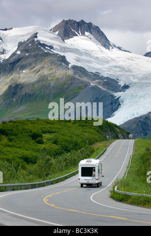 Richardson Highway Alaska qui serpente jusqu'à Thompson Pass dans l'arrière-plan est le Glacier Worthington Banque D'Images