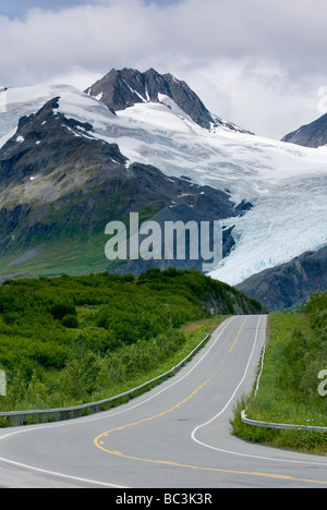 Richardson Highway Alaska qui serpente jusqu'à Thompson Pass dans l'arrière-plan est le Glacier Worthington Banque D'Images