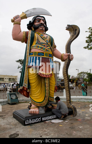 STATUE MAHISHASURA PRÈS DE CHAMUNDI TEMPLE À Mysore Banque D'Images