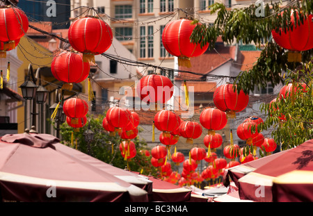 Lanternes rouges sur les auvents à vendre des babioles aux touristes dans le quartier chinois Banque D'Images