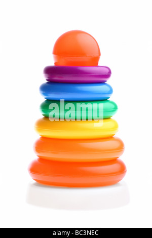 Multi-couleur brillant bagues en plastique jouet d'empilage isolé sur blanc. L'espace de copie et de place pour le texte disponible Banque D'Images