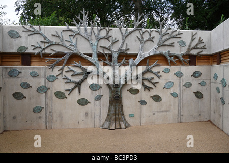 La forme d'une sculpture sur le Rhizotron sous la passerelle Xstrata treetop, Royal Botanic Gardens, Kew, Angleterre. Banque D'Images