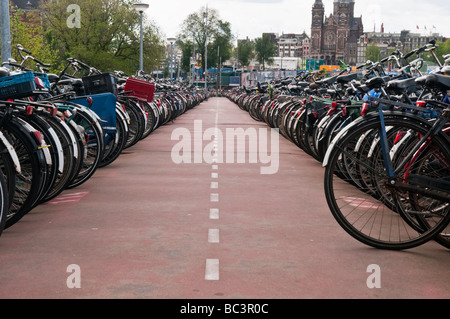Rangées de vélos garés à la location : parc de vélo à la gare centrale d'Amsterdam, Banque D'Images