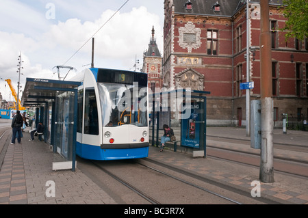 Le Tram en attente à un arrêt de tram à l'extérieur de la gare centrale, à Amsterdam Banque D'Images