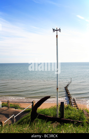 Old anchor et girouette sur la falaise à Overstrand, Norfolk, Royaume-Uni. Banque D'Images